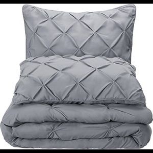 COPY - AmazonBasics Pinch Pleat Comforter Bedding…